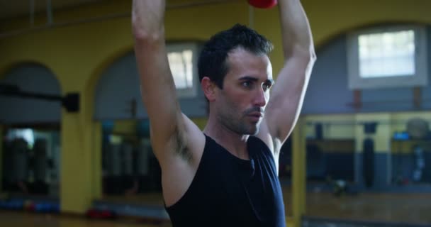 Cara Fisiculturista Ginásio Trabalha Com Uma Barra Supino Melhorando Tríceps — Vídeo de Stock