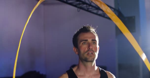 Bodybuilder Guy Dans Salle Gym Travaille Avec Haltère Banc Presse — Video