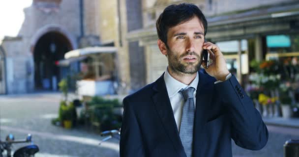 Homem Negócios Atender Telefone Enviar Mensagens Sorrisos Para Bela Notícia — Vídeo de Stock