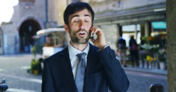 Homem Negócios Atender Telefone Enviar Mensagens Sorrisos Para Bela Notícia — Vídeo de Stock