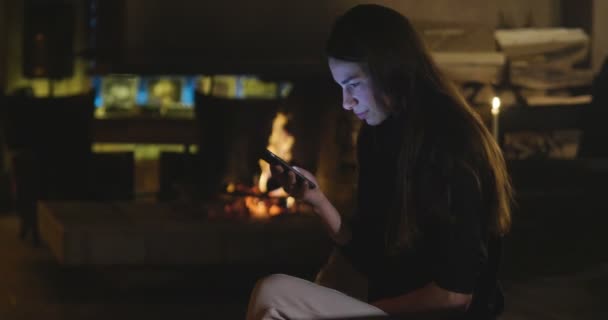 Žena Jejím Domě Její Telefon Používá Odesílání Zpráv Vzdáleně Koncept — Stock video