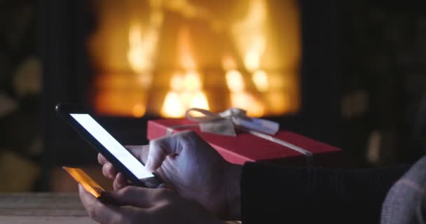 Smartphone Ekran Gezinme Kişi Video Mesajlaşma Kredi Kartı Hediye Kutusu — Stok video