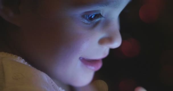 Criança Usa Tablet Telefone Noite Noite Com Luz Noite Conceito — Vídeo de Stock