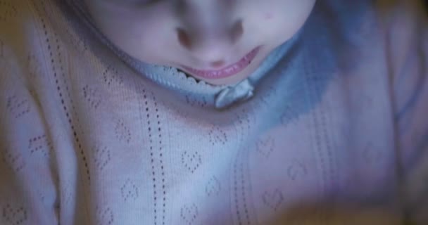 Дитина Використовує Планшет Або Телефон Ввечері Або Вночі Вечірнім Світлом — стокове відео