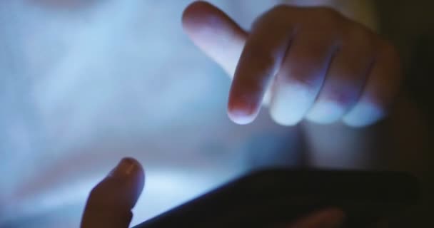 Video Navigazione Bambino Schermo Dello Smartphone Primo Piano Messaggistica — Video Stock