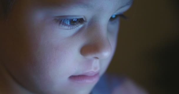 Παιδί Χρησιμοποιεί Tablet Τηλέφωνο Απόγευμα Βράδυ Φως Βράδυ Την Έννοια — Αρχείο Βίντεο