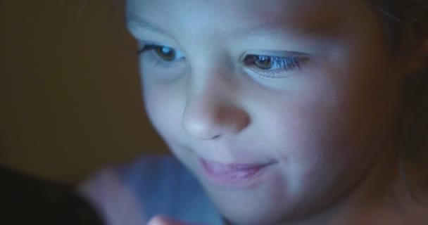Criança Usa Tablet Telefone Noite Noite Com Luz Noite Conceito — Vídeo de Stock