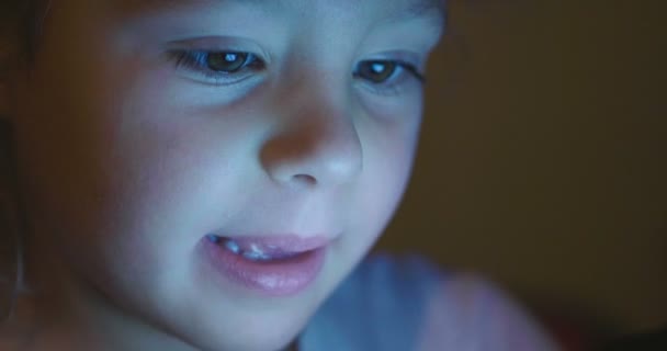 Kind Gebruikt Tablet Telefoon Avond Nacht Met Het Avondlicht Het — Stockvideo