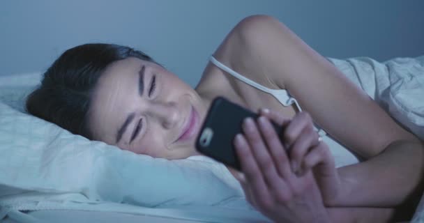 Vídeo Mujer Morena Acostada Cama Navegando Por Teléfono Inteligente — Vídeos de Stock