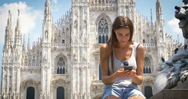 Schöne Junge Touristenmädchen Frau Mailand Schreibt Eine Nachricht Telefoniert Glücklich — Stockvideo