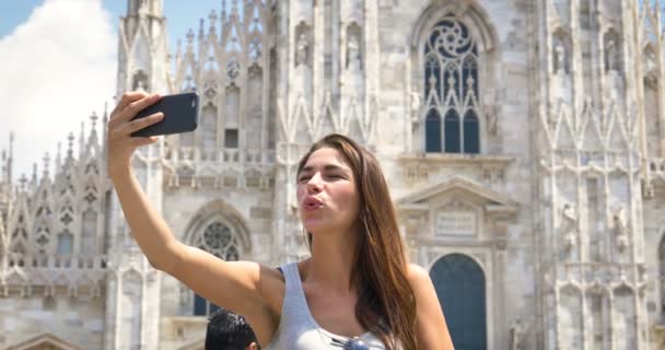 Linda Jovem Turista Mulher Milão Escreve Uma Mensagem Falando Telefone — Vídeo de Stock