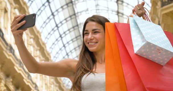 Bela Jovem Turista Mulher Milão Compras Vestindo Chapéu Roupas Novas — Vídeo de Stock