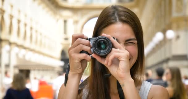 美しい若い観光客の女の子 幸せな笑みを浮かべて 背景ミラノのギャラリー写真カメラを保持しているミラノの女性 概念の観光 愛生活ショッピング — ストック動画