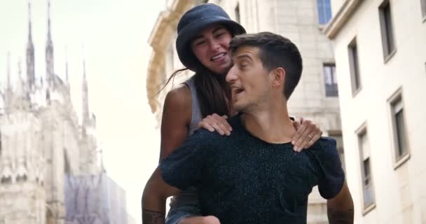 Schöne Junge Touristenmädchen Frau Mailand Schreibt Eine Nachricht Telefoniert Glücklich — Stockvideo