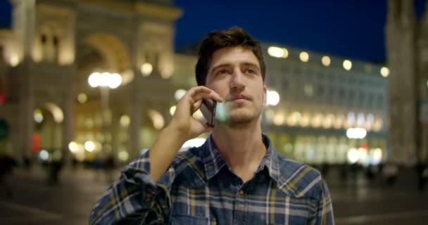 Homem Noite Cidade Milão Itália Bonito Jovem Homem Negócios Usando — Vídeo de Stock