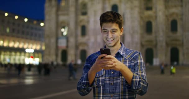Man Ser Natten Staden Milano Italien Stilig Ung Affärsman Använder — Stockvideo