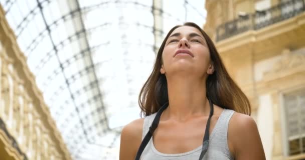 Menina Turística Jovem Bonita Mulher Milão Segurando Uma Câmera Foto — Vídeo de Stock