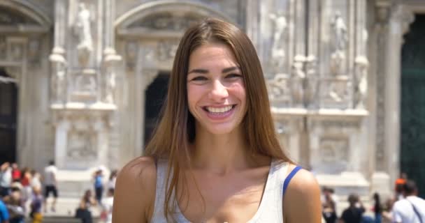 美丽的年轻旅游女孩 在米兰 写了一条信息 在电话里说话 快乐的微笑 背景米兰画廊 爱旅游 热爱生活 — 图库视频影像