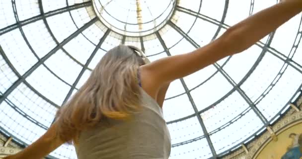 Belle Jeune Fille Touristique Femme Milan Écrit Message Parler Téléphone — Video