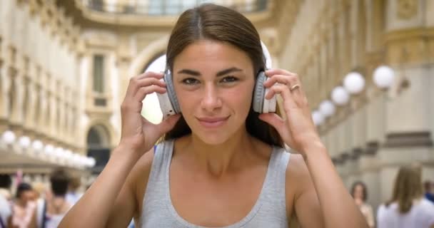 Gyönyörű Fiatal Turista Lány Milánó Egy Üzenetet Beszélünk Telefon Boldog — Stock videók