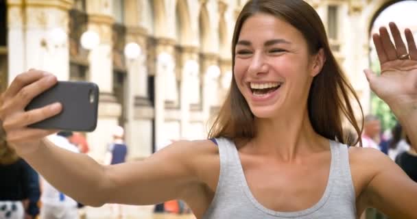 Vacker Ung Turist Tjej Kvinna Milano Skriver Ett Meddelande Prata — Stockvideo