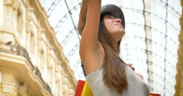 Güzel Genç Turist Kız Kadın Milano Konuşurken Telefon Mutlu Gülümseyerek — Stok video