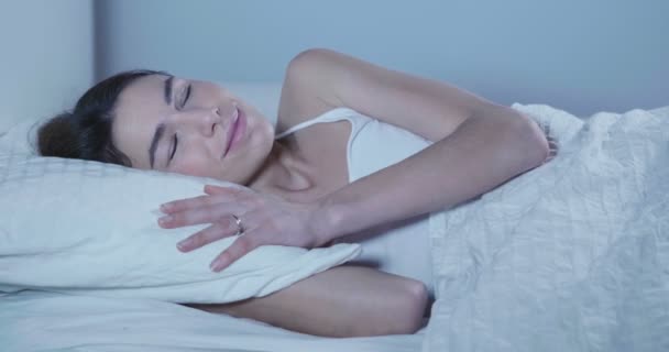 寝室のスローモーション映像 居心地の良いベッドで横になっている女性 — ストック動画