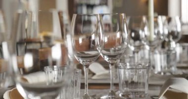 Müşteriler geliyor ve iyi çatal ve gözlük kullanır önce garson tablo lokantada ayarlar. Kavramı: catering, tasarım, romantik yemekler