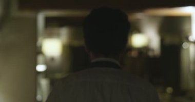 restoranda yürüyen garson adam video 