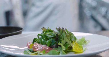 gıda yemek hazırlama yavaş hareket video, kişi yeşil salata yaprakları balık dilimi koyarak  