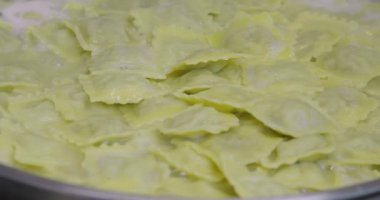 Bir tepsi ile taze makarna çeşitleri ev yapımı mantı tam. Kavramı: makarna, Şef, gurme, Italyan Mutfagi