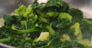 Profesyonel bir mutfak, bir şef bir tavada bir diyet için ıspanak atlayın. Kavramı: restaurant, gurme, sebze, diyet