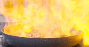 Bir şef, bir profesyonel mutfak, yemek et flamb fileto? profesyonel bir tavada. Kavramı: yemek, Şef, gurme, Italyan Mutfagi