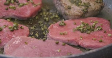Bir şef, bir profesyonel mutfak, profesyonel bir tavada et ihale bir bonfile yemek yapıyor. Kavramı: yemek, Şef, gurme, Italyan Mutfagi