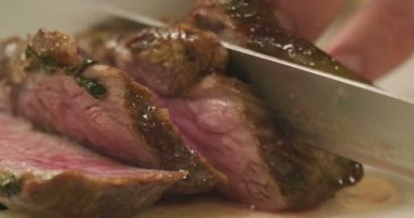 Profesyonel bir mutfak, bir şef dilimlenmiş et fileto cips ve bu süsler. Kavramı: restaurant, gurme, et, dekorasyon