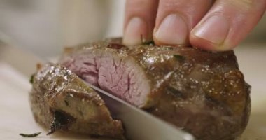 Profesyonel bir mutfak, bir şef dilimlenmiş et fileto cips ve bu süsler. Kavramı: restaurant, gurme, et, dekorasyon