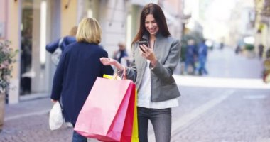 renkli alışveriş torbaları holding, cep telefonu tarama ve gülüyor alışveriş kadın video 