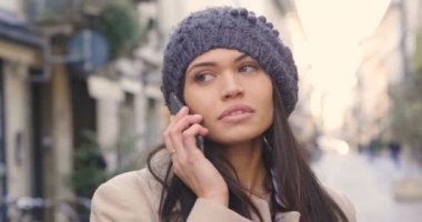 bere şapka ile hareket eden telefon içinde güzel beyaz esmer kadın video 