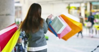 birçok alışveriş torbaları holding ve çevresinde sokak yol iplik mutlu müşteri kadın video 