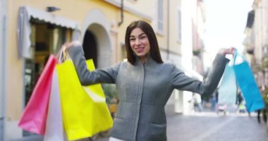 renkli alışveriş torbaları tutan mutlu atlama müşteri kadın video 