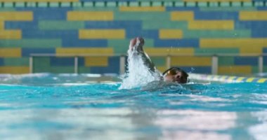 uzman yüzücü trenler uygun ve hangi onlar vücudun bütün kas tren spor bulunmaktadır yüzme bir yarıştan önce havuzda.