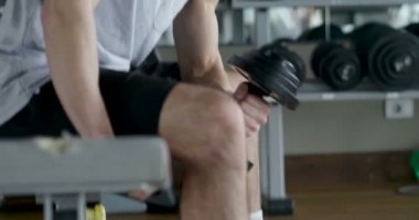 Salondaki, gömleksiz adam vücudu fit kalmak ve kasları tanımlamış olduğunuz için eğitiyor. Atlet ağır ağırlık ve yorgunluk yükseltir. Kavramı: spor, spor salonu, kas ve fitness
