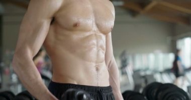 spor salonunda ağır dumbbells ile kaslı adam video 