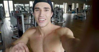 Bir çocuk eğitim bir mola sırasında arkadaş veya sevgili göndermek için ya da sosyal ağlar üzerinde göndermek için spor salonunda bir fotoğraf çeker. Kavramı: spor, spor salonu, fotoğraf ve sosyal ağ