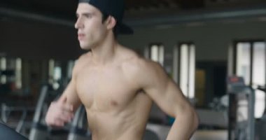 spor salonunda, altı bohça abs koşu bandı üzerinde çalışan gömleksiz kaslı adam video