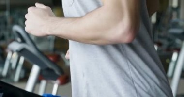 kaslı adam koşu bandında, ağır çekim video video, kısmi görünümünü