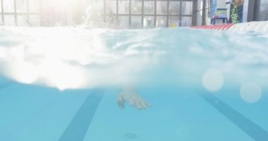 uzman yüzücü trenler uygun ve hangi onlar vücudun bütün kas tren spor bulunmaktadır yüzme bir yarıştan önce havuzda.