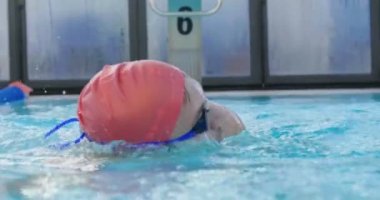 uzman yüzücü trenler uygun ve hangi onlar vücudun bütün kas tren spor bulunmaktadır yüzme bir yarıştan önce havuzda.