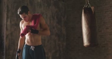 Kafkas terleme ağır çekim video adam boks torbası ayakta ve havlu ile yüz temizliği 