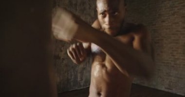 yakışıklı gömleksiz kas boksör Afrika adam kum torbası ağır çekim video 